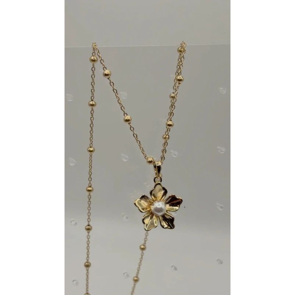 Hermosa cadena de flor con perla